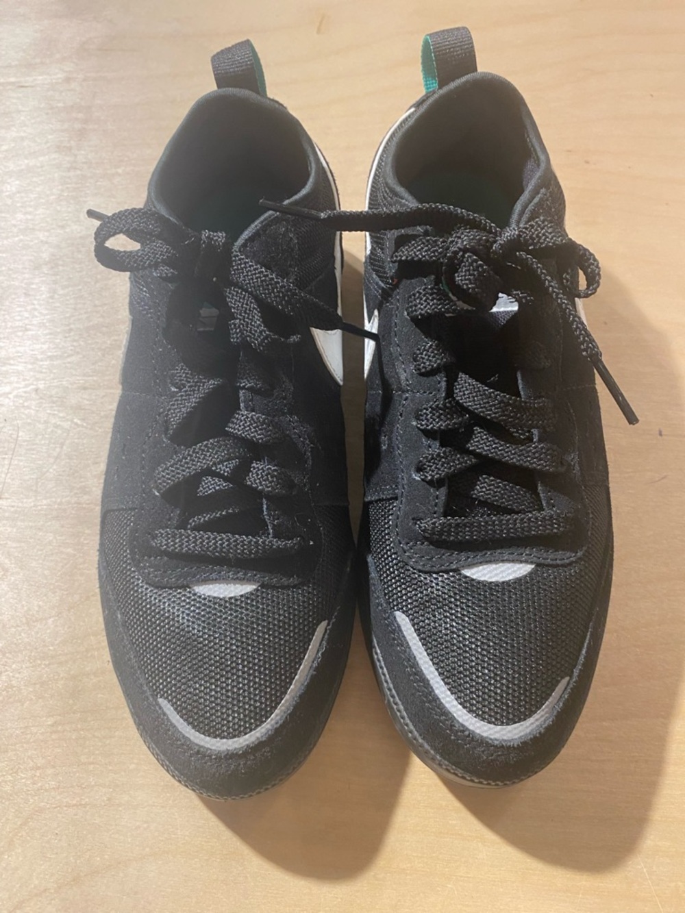 Nike Black Low-Top Lace-Up Sneakers with Subtle White Accents Boys Size 5Y (QY)
